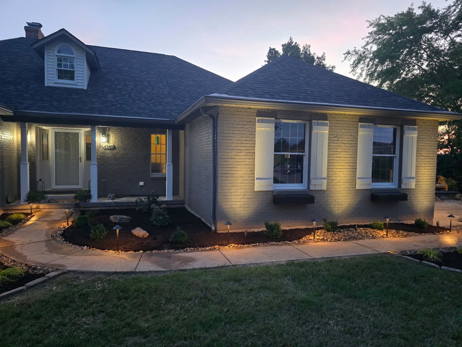 Gallery photos for Elegant Landscape Transformation with Lighting: Image #2